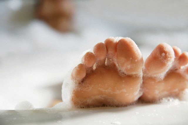foot soaks to help stinky feet (bromodosis)